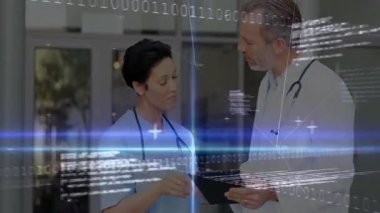 Hemşire tableti işaret ederek ikili kaplamayı başlatıyor, doktor tableti döndürüyor, hastanede el sıkışıyor. Tıbbi, işbirliği, sağlık, teknoloji, profesyonellik, yenilik, teşhis