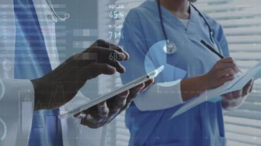 Doktor tıkırtı tableti ve hemşire muayenehanesine not alıyor, pasta grafikleri gösteriyor, verileri gözden geçiriyor. Tıbbi, analitik, teknoloji, işbirliği, sağlık, veri görselleştirme, klinik