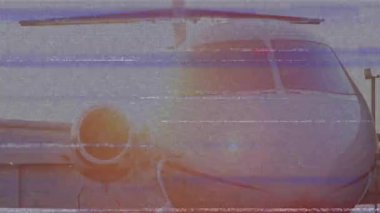 Statik arızadan sonra, kamera yavaşça jet burnuna ve motoruna yaklaşarak pencereleri ve gövdeyi gösteriyor. Lüks, havacılık, teknoloji, ulaşım, modern, gösterişli, yüksek teknoloji