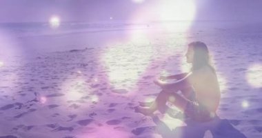 Kadın omzuna dokunduktan sonra, adam plajda oturup denize bakar ve dalgalı alevler içinde sağlığını paylaşır. Rahatlama, samimiyet, romantizm, dinginlik, doğa, sükunet, şafak