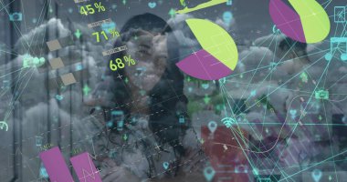 Ofiste şeffaf ekranı kullanarak, veri görselleri kullanarak iş dünyasının gelişigüzel profesyonellerini analiz etmek. İşbirliği, veri görselleştirme, takım çalışması, modern mimari, dijital arayüz, iş analizleri, yenilik