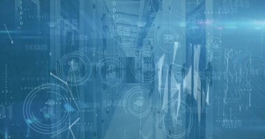 Veri merkezinde LED 'lerle parıldayan sunucu dolaplarıyla çevrili aydınlatıcı koridor. Teknoloji, siber güvenlik, veri, altyapı, bağlantı, dijital, fütürist