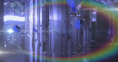 Veri merkezi koridorunda mavi LED 'lerle parlayan sunucu rafı aydınlatma, dijital örtüler. Teknoloji, veri, siber güvenlik, yenilik, ağ, altyapı, dijital