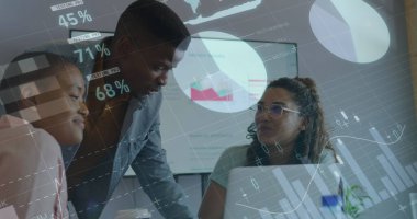 Konferans odasındaki ölçümleri analiz eden takım, dizüstü bilgisayar, ekran ve grafiklerle çalışıyor. Analizler, takım çalışması, girişim, yenilik, iletişim, teknoloji, strateji