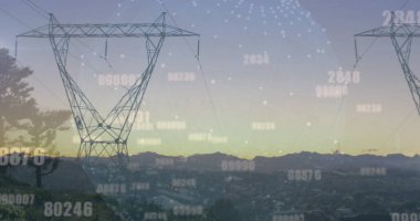 Alacakaranlıkta vadinin tepesine bakan kafes güç pilonu üzerinde yüzen sayısal veriler var. Endüstriyel, teknoloji, iletişim, altyapı, fütüristik, bağlantı, manzara