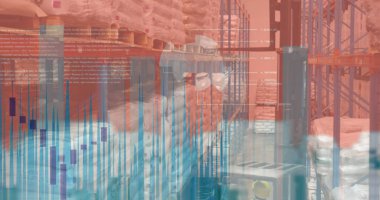 Depo raflarında çuvallarla dolu haritalarla birlikte gözlük takan dijital baş silueti birleştiriliyor. Sanayi, teknoloji, veri, lojistik, analitik, yenilik, depolama