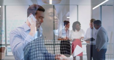 Akıllı telefon tutan orta yaşlı bir adamı çağırmak, cam ofiste kolye lambasıyla raporları incelemek. Teknoloji, takım çalışması, işbirliği, şirket, iletişim, modern, profesyonel