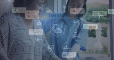 Stetoskop ve dijital arayüzle hasta kolunu muayene odasında destekleyen bir hemşire. Sağlık, teletıp, dijital sağlık, hasta bakımı, tıbbi teknoloji, klinik, profesyonel