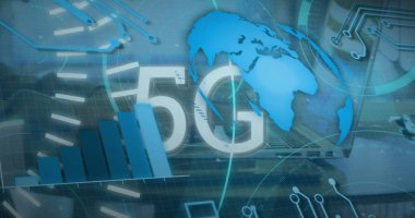 Sayısal gösterge panelinde, biçimlendirilmiş küresi ve sinyal çubuklarıyla 5G konsepti üzerinde süzülen grafik. Teknoloji, bağlantı, yenilik, dijital, kablosuz, ağ, geleceksel