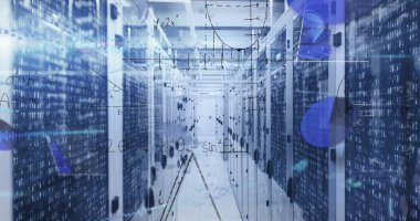 Parlayan LED ve kabloları, ikili kod ve grafik örtülerini gösteren veri merkezi koridoru alınıyor. Teknoloji, veri, ağ, analitik, dijital, endüstriyel, otomasyon