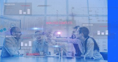 Ofis konferans masasında spor ceketli, dizüstü bilgisayarlı ve dijital grafikli bir iş adamı. İşbirliği, takım çalışması, profesyonel, modern, strateji, yenilik, analiz