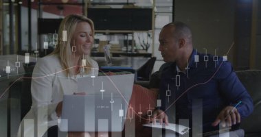 Ofis salonundaki çizelge ve grafikleri inceleyen iki iş arkadaşı dizüstü bilgisayarla konuşuyor. Kurumsal, profesyonel, işbirliği, modern, gösterişli, finansal, yenilik