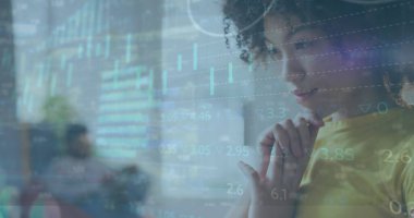 Sarı tişörtlü bir kadının ofis salonundaki dijital finansal tabloları, fotokopi masasını incelemesi. İşbirliği, analitik, modern, teknoloji, içişleri, üretkenlik, iletişim