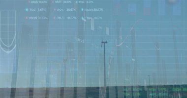 Taşra sahasında kollar arası elektrik hatlarını tutan elektrik direği, finansal verilerle örtüşüyor. Kırsal manzara, altyapı, teknoloji, veri görselleştirme, minimalizm, analitik, doğal ortam