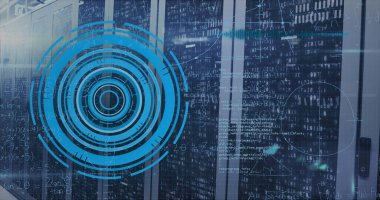 Neon mavi arayüz veri merkezindeki sunucu raflarından önce kod akışlarıyla havada asılı duruyor. Siber güvenlik, teknoloji, yenilik, dijital, gelecekçilik, bağlantı, otomasyon