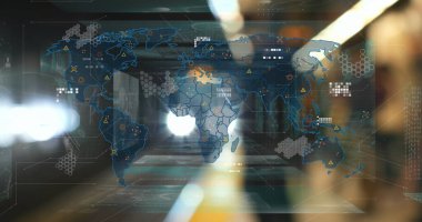 Büyülü şebeke düğümleri ve veri hatlarıyla cam koridor duvarında dijital dünya haritası projeksiyonu gösteriliyor. Futuristik, teknoloji, veri görselleştirme, ağ oluşturma, yenilik, kurumsal, soyut