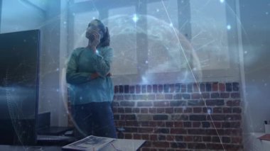 Teknoloji ofisinde akıllı telefonlara cevap veren bir kadın. Dijital küre ve analiz için ortaya çıkan verilerle. Şirket, modern, teknoloji, iletişim, bağlantı, profesyonel, dijital