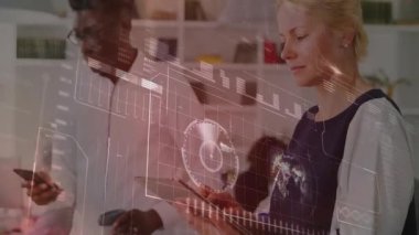 Adam akıllı telefonu araklarken veri panellerini başlatırken kadın da tableti finans analizi için kaydırıyor. Teknoloji, yenilik, işbirliği, dijital, çalışma alanı, fütüristik, iş