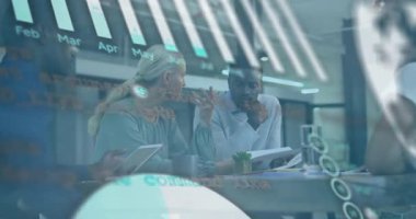 Kadın dosya açıyor ve animasyon bar çizelgesini ve pasta grafiğini ekip iş planını tartışırken aktifleştiriyor. İşbirliği, analiz, sunum, veri görselleştirme, profesyonellik, takım çalışması, dijital teknoloji