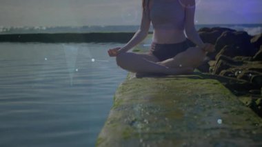 Kamera geri çekilirken, Lotus 'ta oturan Yogi' nin iskelede durup teknoloji ağı haritalama akışı oluşturduğunu gösteriyor. Meditasyon, sükunet, farkındalık, teknoloji, dinginlik, refah, soyut
