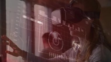 Teknik uzman, VR kulaklığı takıyor ve danışman izlerken verileri analiz ediyor. Sanal gerçeklik, holografik arayüz, veri görselleştirme, dijital teknoloji, modern çalışma alanı, artırılmış gerçeklik, etkileşim