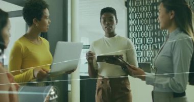 Teknolojide fikir alışverişinde bulunan üç kadın, ortaya çıkan ve cihazları animasyon ağına bağlayan kullanıcı simgesi. İşbirliği, bağlantı, yenilik, dijital, teknoloji, takım çalışması, modern