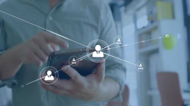 İnsan tablet ekranını tıklatıyor ve iş ağı için kullanıcı simgeleriyle sanal ağ oluşturuyor. Bağlantı, dijital, yenilik, teknoloji, işbirliği, çalışma alanı, ağ