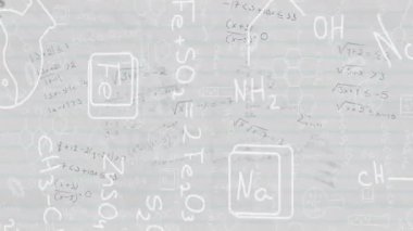 Denklemler gri şebekede sürükleniyor Na Fe yapıları yüzüyor, bilimsel kavramları gösteriyor. Bilimsel, moleküler, kimyasal, matematiksel, eğitici, analitik, dijital