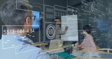 Çalışma arkadaşı elini kaldırdığında AR verileri ile etkileşime geçen iş ekibi güncelleme yapıyor. Teknoloji, işbirliği, yenilik, şirket, fütüristik, dijital, profesyonel