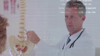 Tıbbi muayenede omurga modelini gösteren doktor, bölümleri vurgulayan animasyon çizelgeleri. Sağlık, tanı, anatomi, sağlık, tıbbi, mesleki, eğitim