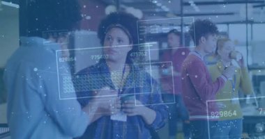 Meslektaşı kafa sallarken akıllı telefonları dinleyen orta yaşlı bir kadın dinlenme odasında teknik veri panelini inceliyor. İşbirliği, teknoloji, yenilik, iletişim, modern, veri görselleştirme, takım çalışması