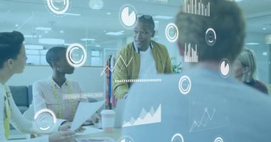 Sunucu ofise giriyor ve proje hedefleri doğrultusunda takım oluştururken yüzen satış çizelgelerini etkinleştiriyor. İşbirliği, takım çalışması, iş dünyası, veri analizi, profesyonel, beyin fırtınası, modern