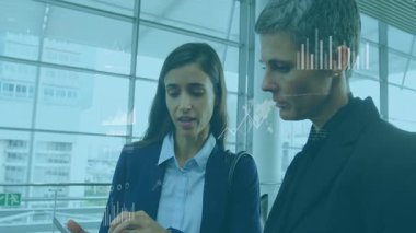 Telefonunu dinleyen, çizelgeleri açıklayan ve iş görüşü için kafa sallayan bir kadın. Teknoloji, işbirliği, yenilik, veri analizi, iş dünyası, kentsel, profesyonel