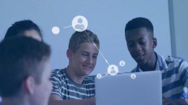 Çalışma odasında dizüstü bilgisayarda yazan dört sınıf arkadaşı, kullanıcı simgeleriyle örülmüş eğitim ağı oluşturuyorlar. İşbirliği, takım çalışması, dijital, yenilik, öğrenme, eğitim, teknoloji