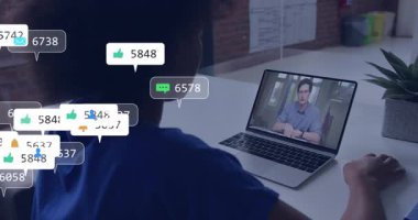 Pazarlamacı sunucunun konuşmasını izliyor ve yükselen sosyal bağlılık simgelerini gösteriyor. Sonra da kayboluyor. Dijital, iletişim, bağlantı, modern, teknoloji, takım çalışması, ağ
