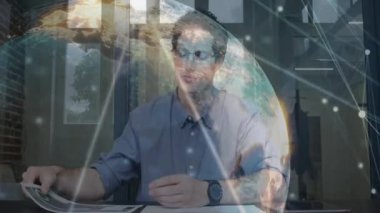 İşletme profesyoneli kağıtları açıyor ve ağ verilerini analiz etmek için 3 boyutlu küresel kaplamayı etkinleştiriyor. Şirket, strateji, yenilik, teknoloji, çalışma alanı, öngörü, iletişim