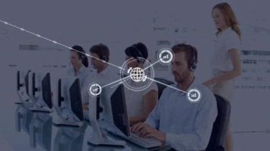 Arama merkezi ajanları denetleyici koçluk yaparken ağ oluşturan küresel simgeleri yazıp gösteriyorlar. İşbirliği, takım çalışması, iletişim, dijital, teknoloji, modern, iş