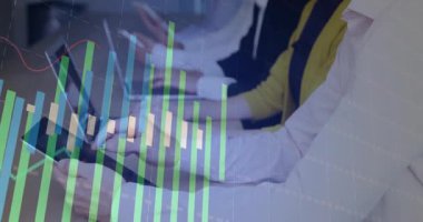 Mali veri analizi sırasında tıkırtıya yol açan iş arkadaşlarının cihazları üzerinde kaybolan grafikler. İşbirliği, takım çalışması, veri görselleştirme, analitik, teknoloji, iş dünyası, yenilik