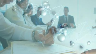 Metalik kalemle el yazısıyla iş görüşmesi yapmak, iş arkadaşının masa üzerinde kıvılcım saçması. Şirket, yenilik, dijital, işbirliği, ağ oluşturma, modern, takım çalışması