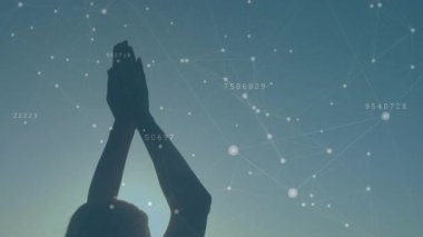 Güneş, yoga eğitmeninin arkasında yükseliyor. Plajda kollarını kaldırıyor. Cilt büyütme lensi parlıyor ve veri ağı oluşturuyor. Dinginlik, maneviyat, farkındalık, yenilik, şafak, sükunet, bağlantı