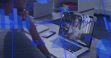 Çalışma masasından profesyonel bir çağrı geldi. Büyümeyi takip eden animasyon bar çizelgeleriyle analiz ediyorlar. İşbirliği, analitik, dijital, çalışma alanı, iletişim, veri görselleştirme, modern