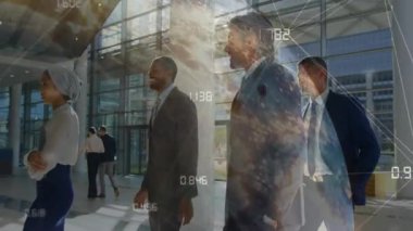 İş ekibi lobiye giriyor ve toplantıya dönen dünya ve yüzen veri olarak gidiyor. Şirket, takım çalışması, profesyonellik, mimarlık, modern iş, başarı