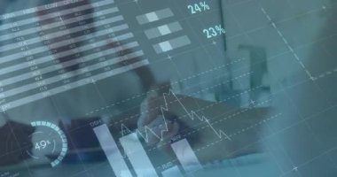 Meslektaş tıkırdatma tableti ve etkinleştirme verileri sunucu iş eğilimlerini açıklamaya eğiliyor. Veri görselleştirme, iş analizleri, kurumsal toplantı, dijital işbirliği, profesyonel çalışma alanı, bilgi grafikleri, takım sunumu