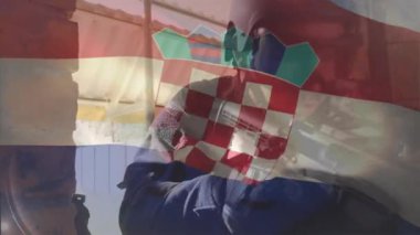 Lider operatör tuğla duvara giriyor, destek geliyor ve eğitim sırasında tüfek taramasını koordine ediyor. Taktik, takım çalışması, ordu, şehir, alarm, hazırlık, eğitim