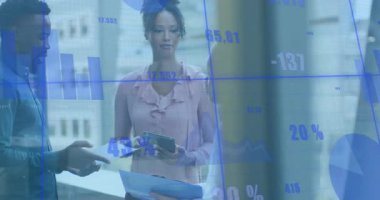 Tableti tıkırdatan kadın iş arkadaşlarıyla terasta örtüşen tabletleri analiz ediyor. Şirket, işbirliği, analitik, kentsel, profesyonel, teknoloji, iş