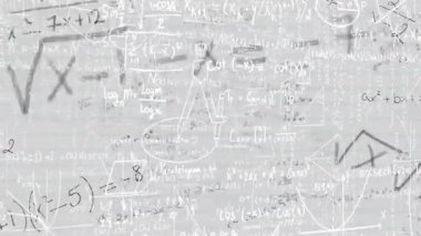 Karatahta denklemleri sol tarafa kayarken yeni formüller gelişen matematiği görselleştiriyor. Eğitim, akademik, bilimsel, teknik, öğretici, analitik, yenilikçi