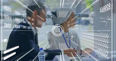 İş arkadaşları doktorları inceliyor ve iş verilerini analiz ediyor. Onları çevreleyen holografik çizelgeleri etkinleştiriyor. Teknoloji, işbirliği, yenilik, şehir, modern, profesyonel, fütüristik