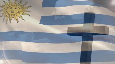 Parçalı bulutlu gökyüzü altında rüzgarın şiddetlenmesi Uruguay bayrağının çapraz siluetten önce dalgalanmasına neden oluyor. Vatansever, açık hava, kumaş, hareket, örtü, sembolizm, manzara