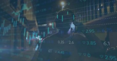 Akıllı telefonu kaldıran, ekranı dinleyen ve veri analizi için animasyon çizelgeleri yapan adam. Kentsel, gece, teknoloji, analiz, veri görselleştirme, modern, odaklanmış