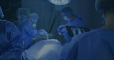 Ameliyathane baş cerrahı röntgen çektikten sonra asistanlar aletleri geçirirken ensizyon yapıyor. Tıbbi, sağlık, profesyonel, steril, tanı, klinik, operasyonel